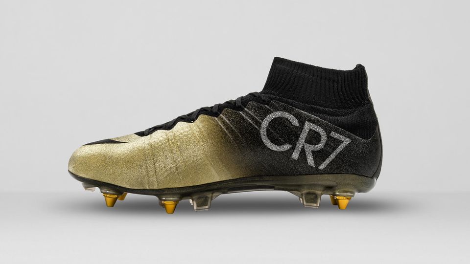 Sky-Moderator Ulli Potofski bewundert Ronaldo wegen seines "außergewöhnlichen Instinkts für den richtigen Moment". Sein Ausrüster schenkte ihm für seine Arbeitsmoral einen Gold-Schuh mit Monogramm und Mikrodiamanten