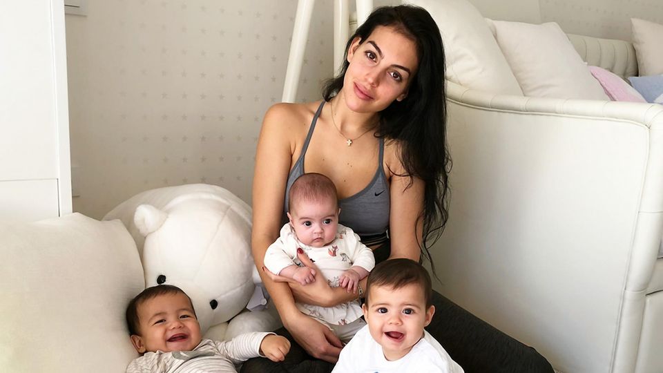 Georgina Rodríguez mit der gemeinsamen Tochter Alana. Davor die Leihmutter-Babys Mateo und Eva
