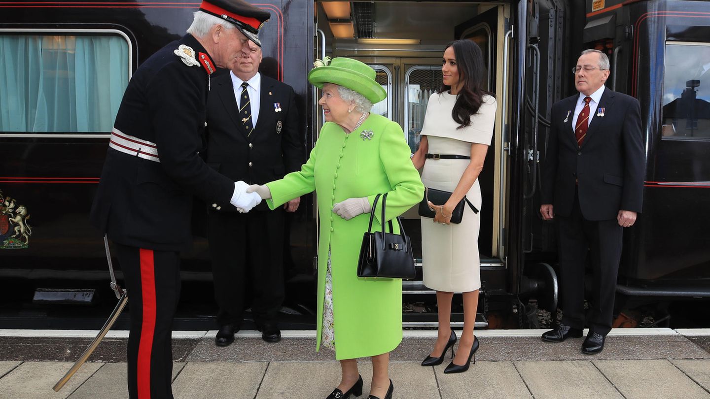 Angereist sind Meghan und die Queen mit dem königlichen Zug - auch das eine besondere Ehre für die Frau von Prinz Harry. Die Fahrt ging bereits am Mittwochabend in London los.