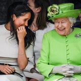 Meghan hatte fast zu viel Spaß an der Seite der Queen: Zumindest verrutschte ihr Scheitel und ließ ihre Frisur etwas derangiert aussehen.