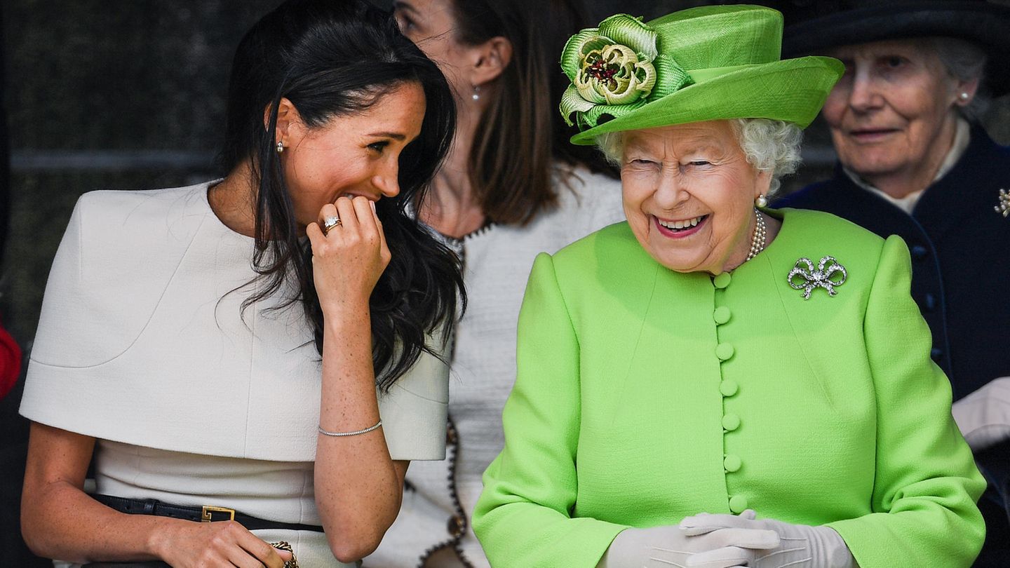 Meghan hatte fast zu viel Spaß an der Seite der Queen: Zumindest verrutschte ihr Scheitel und ließ ihre Frisur etwas derangiert aussehen.