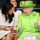 Sie lachen, sie scherzen und haben sichtlich Spaß zusammen: So ausgelassen wie an der Seite von Meghan Markle hat man Queen Elizabeth II. selten gesehen. Nur einen Monat nach der Hochzeit mit Prinz Harry absolvierte die frühere Schauspielerin ihren ersten Solo-Termin. Gemeinsam mit der Queen reiste die 36-Jährige in die Grafschaft Cheshire, um dort eine Brücke offiziell zu eröffnen und zwei weitere Termine wahrzunehmen.