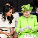 Seit ihrer Hochzeit mit Prinz Harry trägt Meghan offiziell den Titel Herzogin von Sussex. Er wurde ihr von der Queen verliehen. Das Verhältnis zwischen den beiden Frauen soll sehr positiv sein. Die 92-jährige Königin schien sich in Cheshire prächtig zu amüsieren.