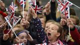 In Cheshire wurden Meghan und die Queen von jubelnden Anhängern empfangen, unter anderem von Kindern einer Grundschulklasse, die begeistert britische Fähnchen schwenkten.