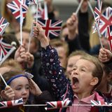 In Cheshire wurden Meghan und die Queen von jubelnden Anhängern empfangen, unter anderem von Kindern einer Grundschulklasse, die begeistert britische Fähnchen schwenkten.