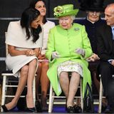 Kleiner Fauxpas: Meghan schlug ganz leger die Beine übereinander. In der royalen Etikette eigentlich ein Fehler. Wie es richtig geht, zeigt die Queen: Beine einfach nebeneinander stellen und allenfalls am Knöchel kreuzen.