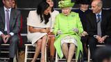 Kleiner Fauxpas: Meghan schlug ganz leger die Beine übereinander. In der royalen Etikette eigentlich ein Fehler. Wie es richtig geht, zeigt die Queen: Beine einfach nebeneinander stellen und allenfalls am Knöchel kreuzen.
