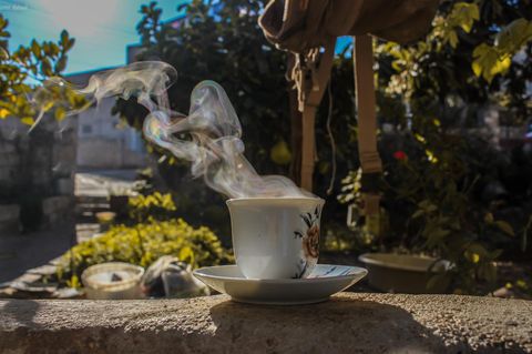 Kaffee dampft in Garten
