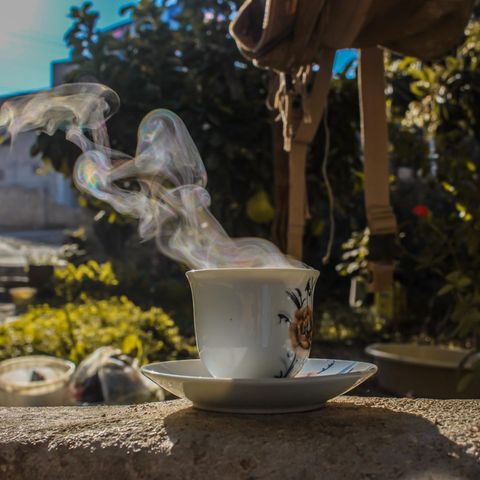Kaffee dampft in Garten