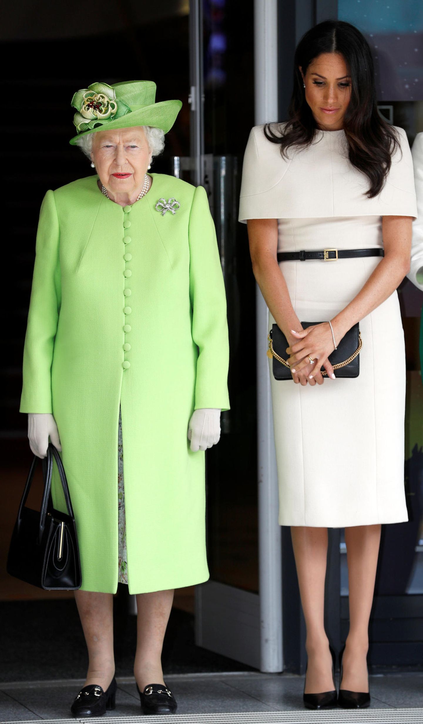 Aber es gab auch ruhige Momente: In einer Schweigeminute gedachten die Queen und Meghan der Opfer des Grenfell Tower in London. Vor einem Jahr starben dort nach einem verheerenden Brand 72 Menschen.
