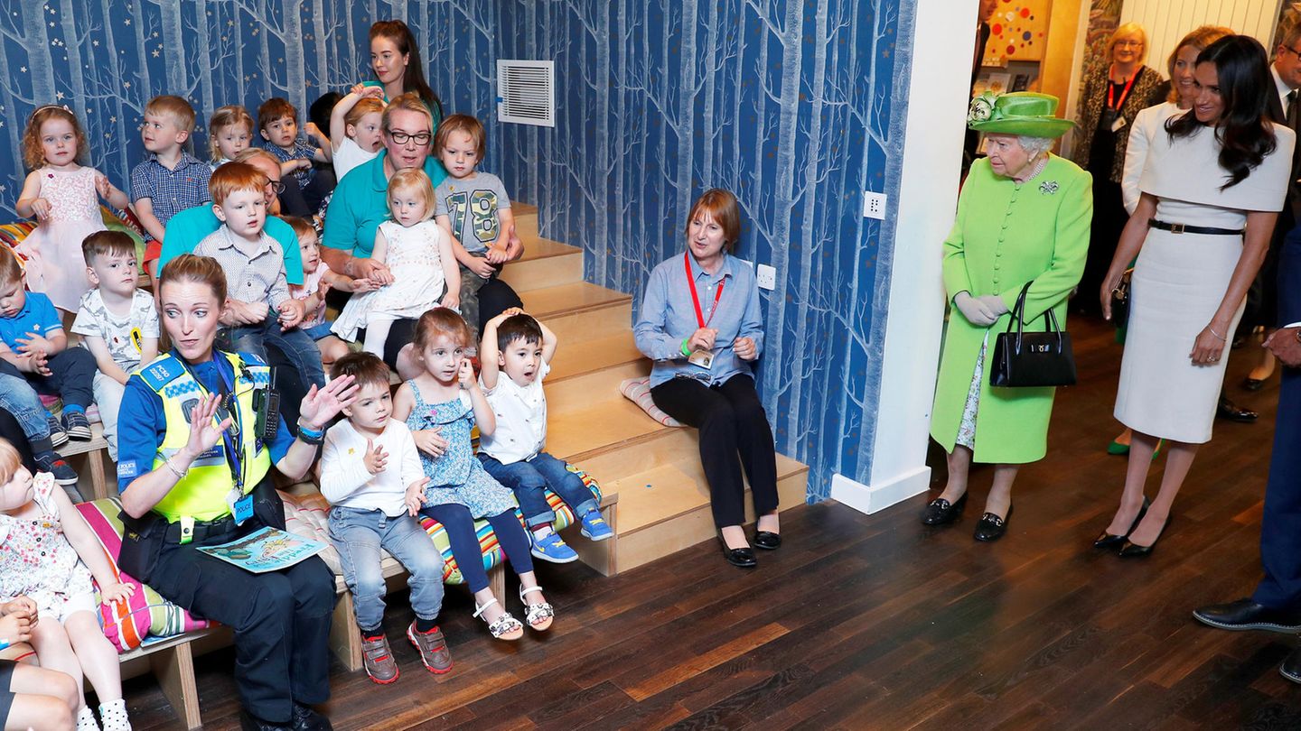Die Queen und Meghan besuchten auch eine Kulturzentrum, in dem sie sich verschiedene Darbietungen ansahen