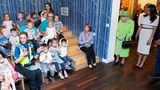 Die Queen und Meghan besuchten auch eine Kulturzentrum, in dem sie sich verschiedene Darbietungen ansahen