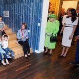 Die Queen und Meghan besuchten auch eine Kulturzentrum, in dem sie sich verschiedene Darbietungen ansahen