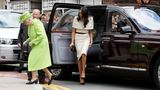 Für etwas Irritationen sorgte die Frage, wer zuerst ins Auto steigt: Meghan oder die Queen? Schließlich ging die 36-Jährige vor, aber nur, damit die Queen beim nächsten Stopp als Erste aussteigen kann.