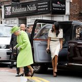 Für etwas Irritationen sorgte die Frage, wer zuerst ins Auto steigt: Meghan oder die Queen? Schließlich ging die 36-Jährige vor, aber nur, damit die Queen beim nächsten Stopp als Erste aussteigen kann.