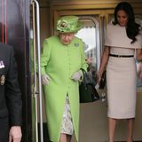 Meghan trug ein beiges Cape-Kleid von Givenchy. Das französische Modehaus war auch für ihr Brautkleid verantwortlich. Die Queen war in einem leuchtend grünen Mantel mit passendem Hut nicht zu übersehen.