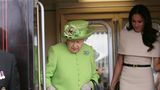 Meghan trug ein beiges Cape-Kleid von Givenchy. Das französische Modehaus war auch für ihr Brautkleid verantwortlich. Die Queen war in einem leuchtend grünen Mantel mit passendem Hut nicht zu übersehen.