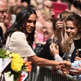 Bei einem Spaziergang durch die Stadt schüttelte Herzogin Meghan zahlreiche Hände