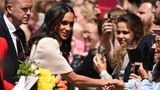 Bei einem Spaziergang durch die Stadt schüttelte Herzogin Meghan zahlreiche Hände