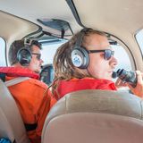 Einsatzleiter Tamino Böhm sucht aus dem Cockpit vor Libyens Küste nach Schlauch- und Holzbooten 