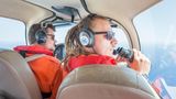 Einsatzleiter Tamino Böhm sucht aus dem Cockpit vor Libyens Küste nach Schlauch- und Holzbooten 