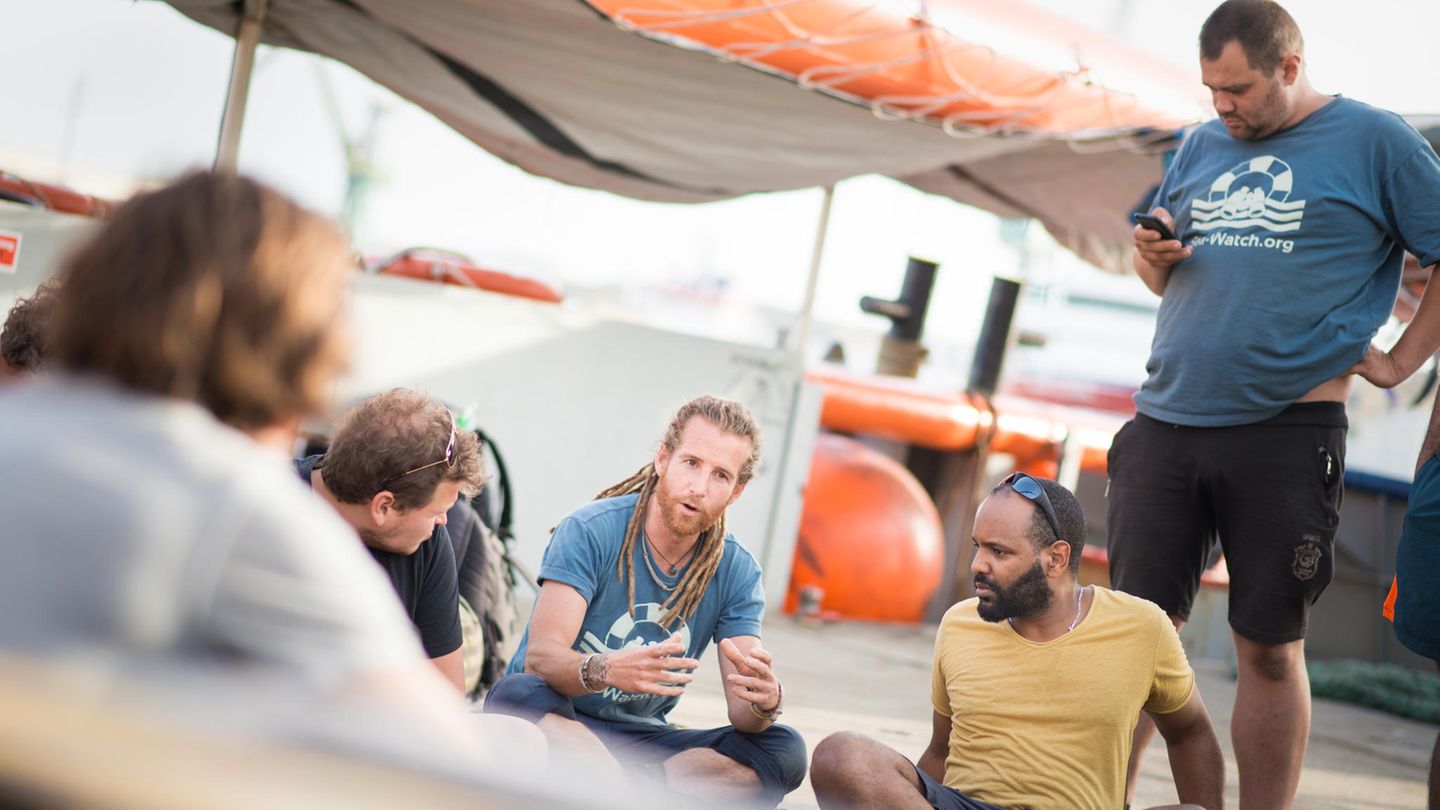 Der deutsch-eritreische Schiffsarzt Robel (rechts sitzend) und der englische Matrose Kim (links daneben) weisen die neue Crew ein 
