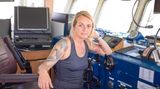 "Als Seefahrerin ist es meine Pflicht zu retten" – Kapitänin Pia Klemp kennt dabei keine Grenzen. Zum Glück für viele Menschen in Not.