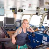 "Als Seefahrerin ist es meine Pflicht zu retten" – Kapitänin Pia Klemp kennt dabei keine Grenzen. Zum Glück für viele Menschen in Not.