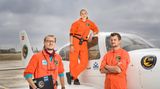 Leben retten und dabei cool aussehen? Geht. Die "Moonbird"-Crew Tamino Böhm, Nina Gassmann und Pilot Bart De Bruijn (rechts)