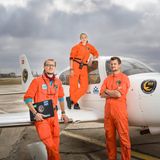 Leben retten und dabei cool aussehen? Geht. Die "Moonbird"-Crew Tamino Böhm, Nina Gassmann und Pilot Bart De Bruijn (rechts)