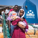Im sicheren Hafen von Messina, Sizilien: Eine junge Frau aus dem Sudan trägt ihr Baby im Arm. Viele Kinder werden während der Flucht geboren.