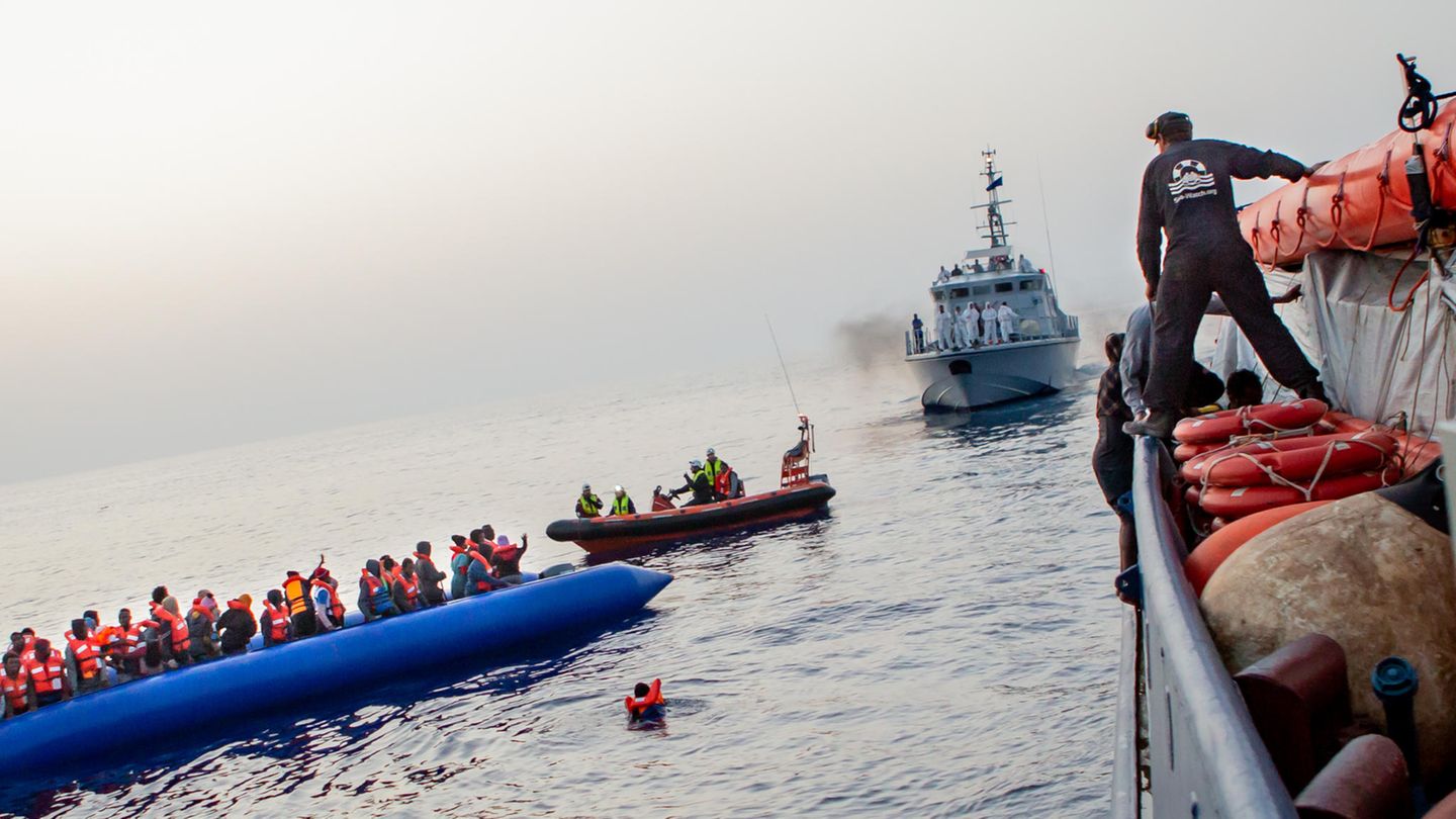 Die libysche Küstenwache versucht, Flüchtlinge vor der "Sea-Watch 3" zu erreichen. Oft behindern sie die Helfer. 