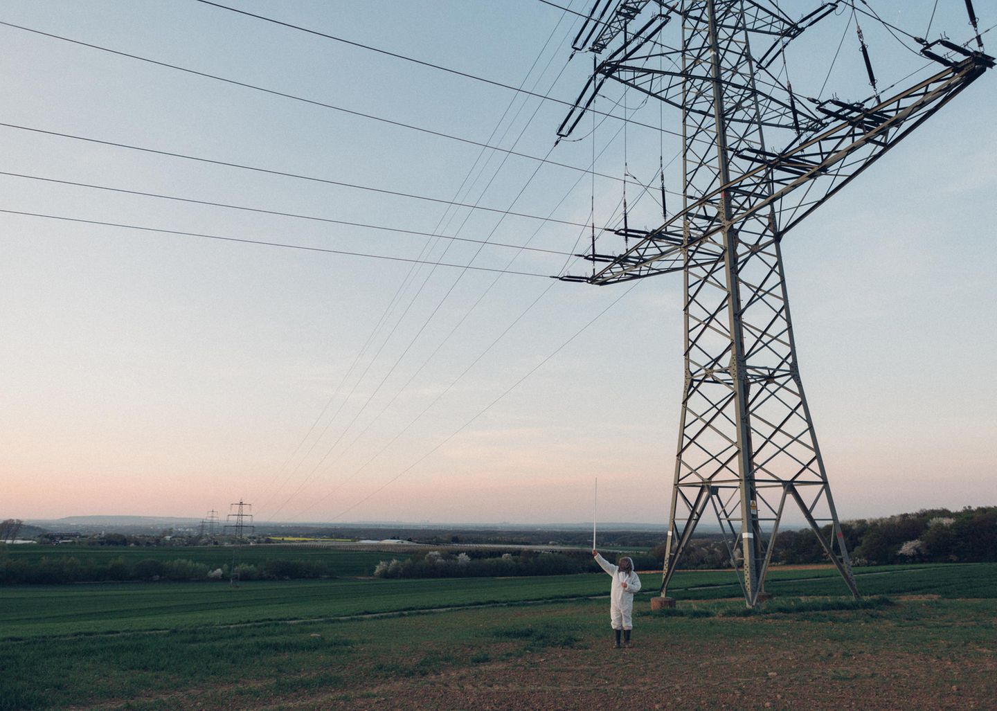 Mit einer Neonröhre will Ulrich Weiner seinen Feind sichtbar machen: Unterhalb eines Strommastes fängt sie im elektrischen Feld zu leuchten an. 