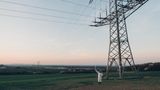 Mit einer Neonröhre will Ulrich Weiner seinen Feind sichtbar machen: Unterhalb eines Strommastes fängt sie im elektrischen Feld zu leuchten an. 