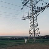 Mit einer Neonröhre will Ulrich Weiner seinen Feind sichtbar machen: Unterhalb eines Strommastes fängt sie im elektrischen Feld zu leuchten an. 