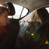 Mit Schutzanzug unter einem Silbernetz fahren wir mit Ulrich durch die Gegend. Bei 30 Grad. Die Klimaanlage läuft auf Hochtouren. Aber Schutz ist Schutz.