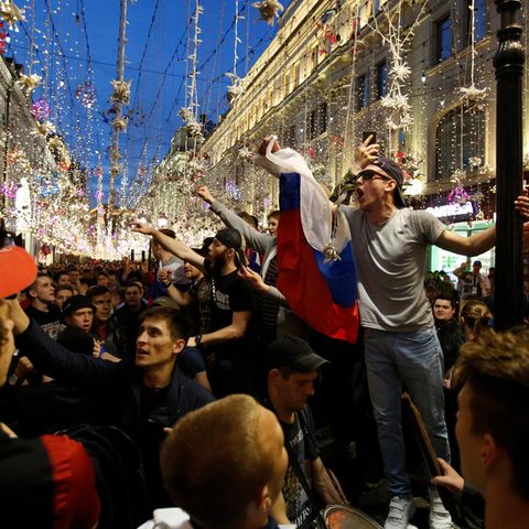 Fans aus Russland feiern, nachdem ihre Nationalmannschaft das WM-Eröffnungsspiel gegen Saudi-Arabien mit 5:0 gewonnen hat