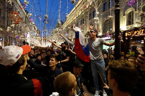 Fans aus Russland feiern, nachdem ihre Nationalmannschaft das WM-Eröffnungsspiel gegen Saudi-Arabien mit 5:0 gewonnen hat
