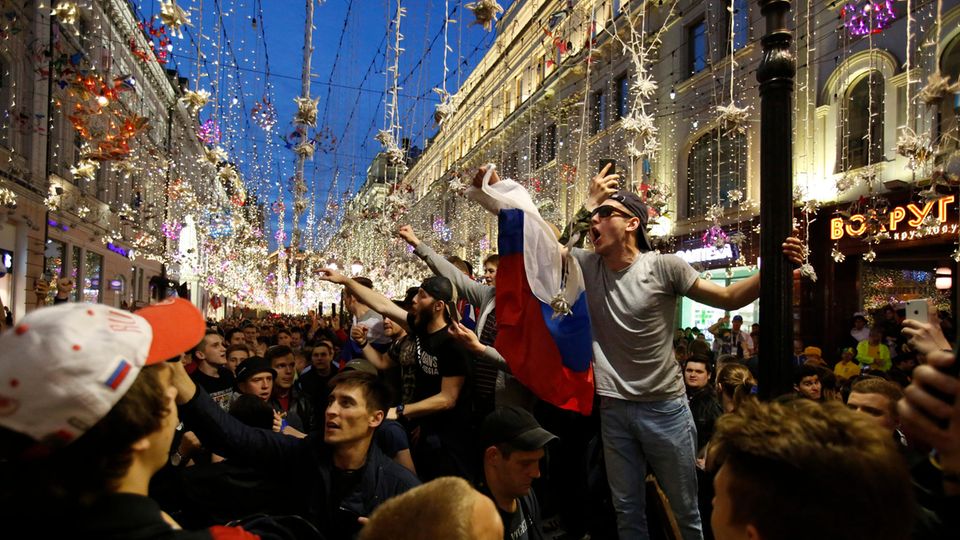 Fans aus Russland feiern, nachdem ihre Nationalmannschaft das WM-Eröffnungsspiel gegen Saudi-Arabien mit 5:0 gewonnen hat