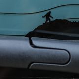 Immer wieder finden sich an Jeep-Modellen kleine "eastereggs" wie hier an der Frontscheibe des Jeep Renegade 2018