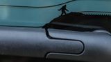 Immer wieder finden sich an Jeep-Modellen kleine "eastereggs" wie hier an der Frontscheibe des Jeep Renegade 2018