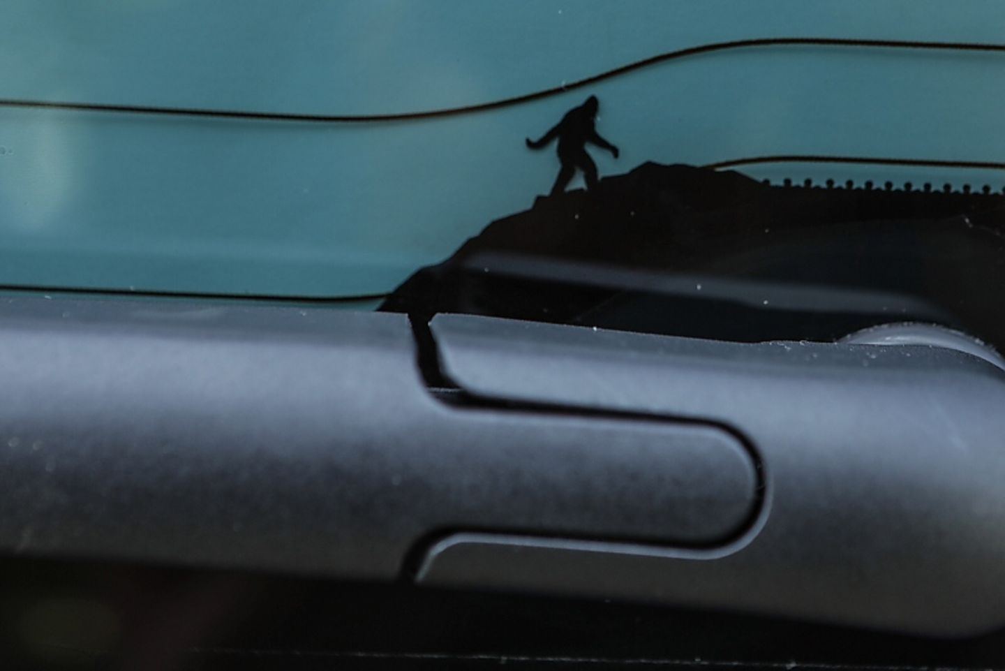 Immer wieder finden sich an Jeep-Modellen kleine "eastereggs" wie hier an der Frontscheibe des Jeep Renegade 2018