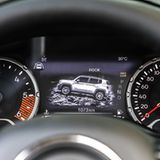Im Cockpit bietet der Jeep Renegade Trailhawk 2018 auch Infos zum Thema Gelände