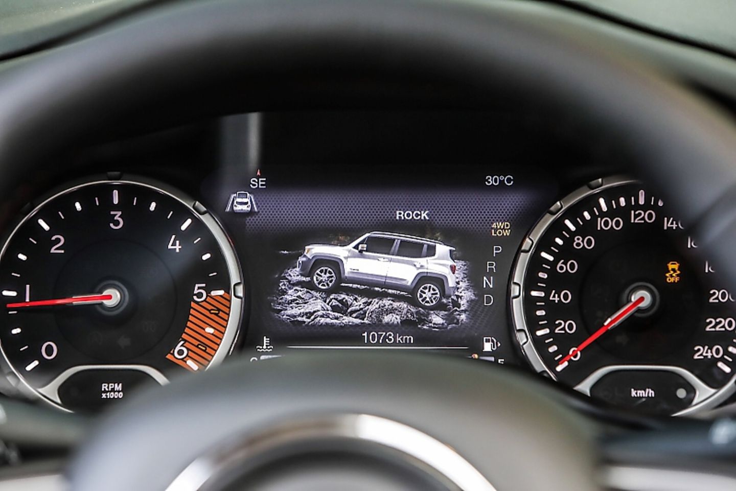 Im Cockpit bietet der Jeep Renegade Trailhawk 2018 auch Infos zum Thema Gelände