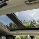 Auf Wunsch sorgt im Jeep Renegade 2018 ein großes Glasdach für luftige Weite