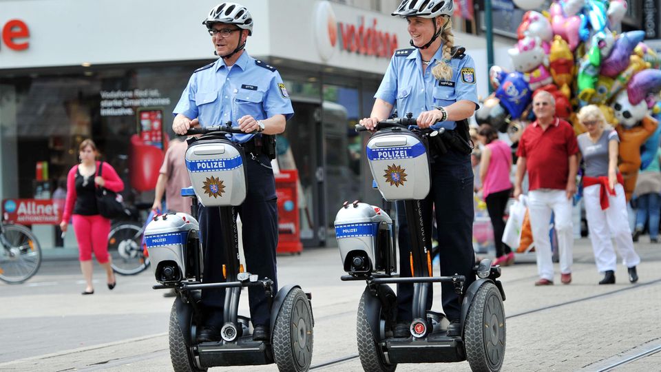 News des Tages: Segways - hier in Kassel - werden als Fortbewegungsmittel für Polizisten beliebter Segways - hier in Kassel - werden als Fortbewegungsmittel für Polizisten beliebter