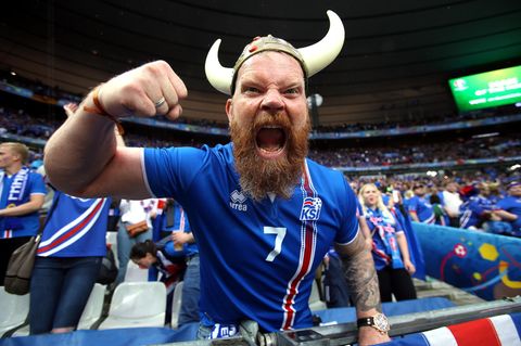 Voll dabei: Ein Fußballfan der isländischen Nationalmannschaft mit Wikingerhelm bei der EM 2016 in Frankreich.
