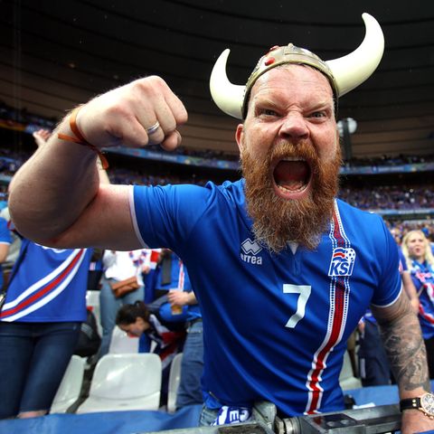 Voll dabei: Ein Fußballfan der isländischen Nationalmannschaft mit Wikingerhelm bei der EM 2016 in Frankreich.