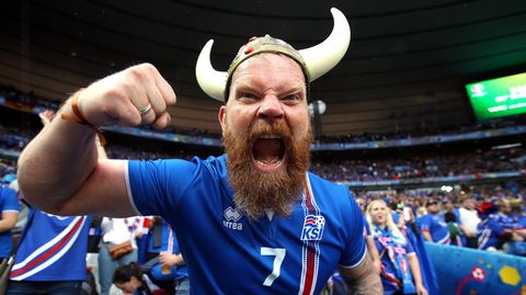 Voll dabei: Ein Fußballfan der isländischen Nationalmannschaft mit Wikingerhelm bei der EM 2016 in Frankreich.