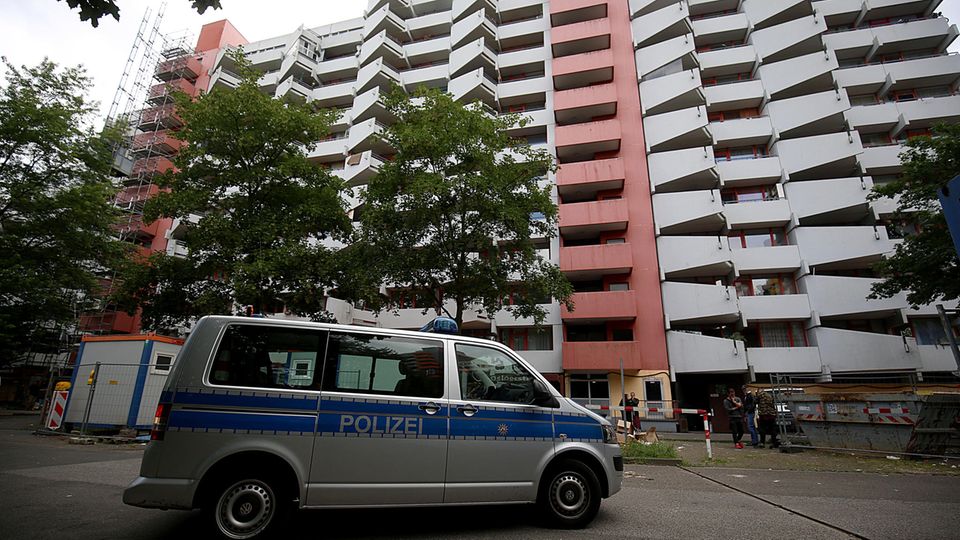 News des Tages: Ein Polizeifahrzeug steht vor dem Wohnhaus Osloerstr. 3. Ein festgenommener Tunesier soll hier biologische Waffen in seiner Wohnung hergestellt haben. Ein Polizeifahrzeug steht vor dem Wohnhaus Osloerstr. 3. Ein festgenommener Tunesier soll hier biologische Waffen in seiner Wohnung hergestellt haben.